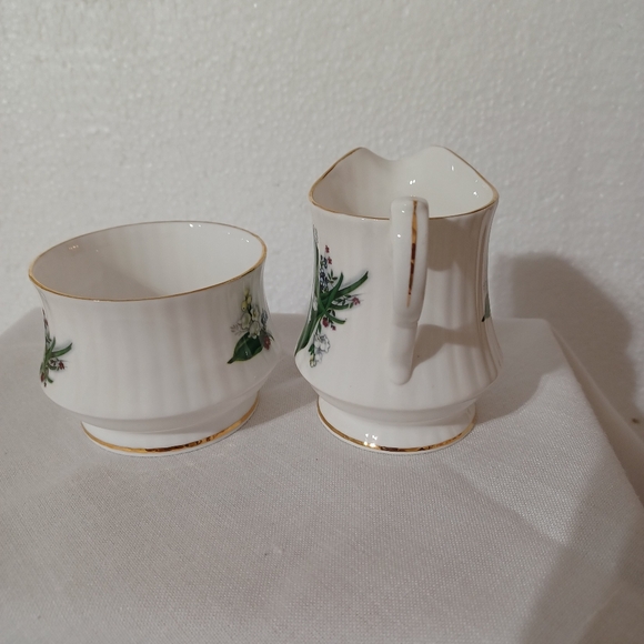 ROYAL WINDSOR ENGLAND FINE BONE CHINA DEMITASSE SUGAR BOWL & CREAMER SET LILIES - Picture 3 of 10